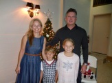 Triin, lapsed Logan ja Annika, ja Edward Karr. Kesk Florida Eesti Selts Jõulupidu, 11. dets. 2016. Foto: Lisa A. Mets